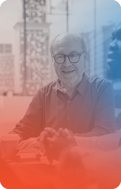 Homem de óculos em reunião