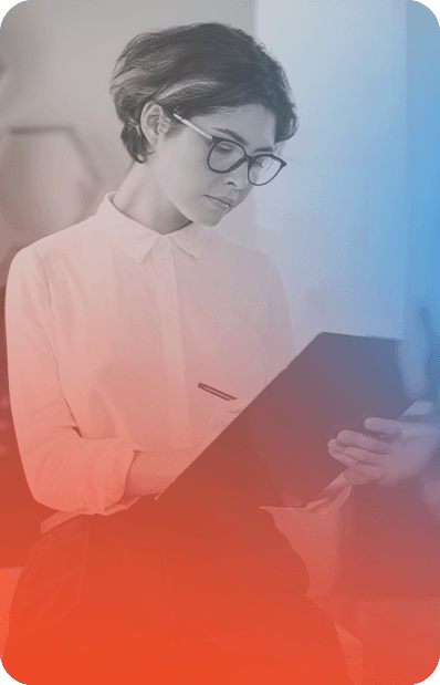 Mulher em escritório anotando em uma prancheta