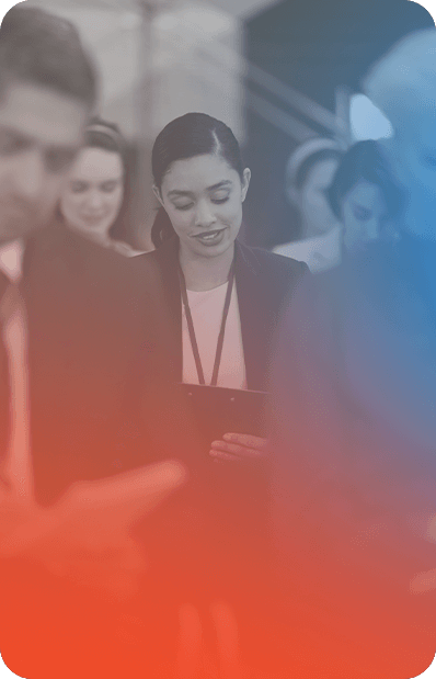 Mulher em uma conferência fazendo anotações